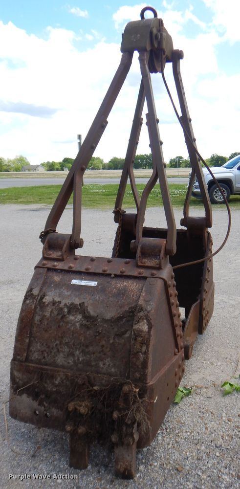 image for item GN9333 32"W clamshell bucket