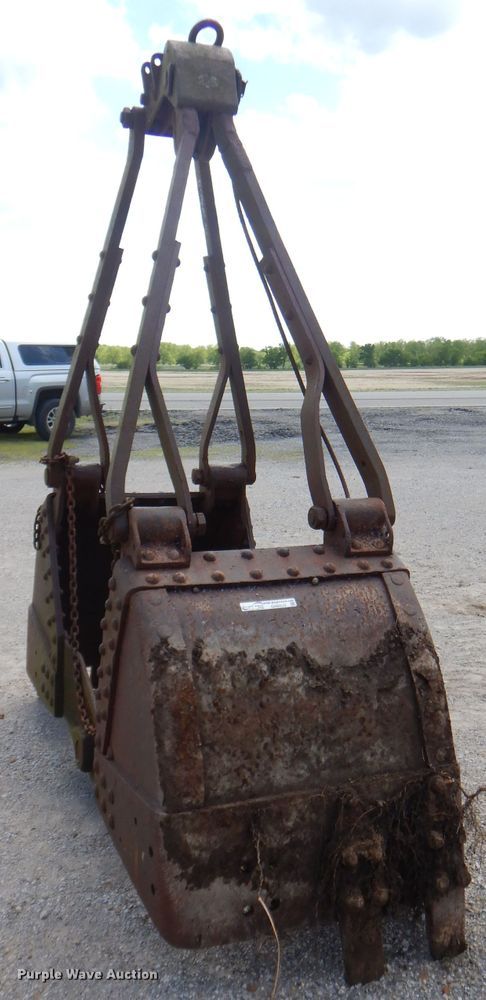 image for item GN9333 32"W clamshell bucket