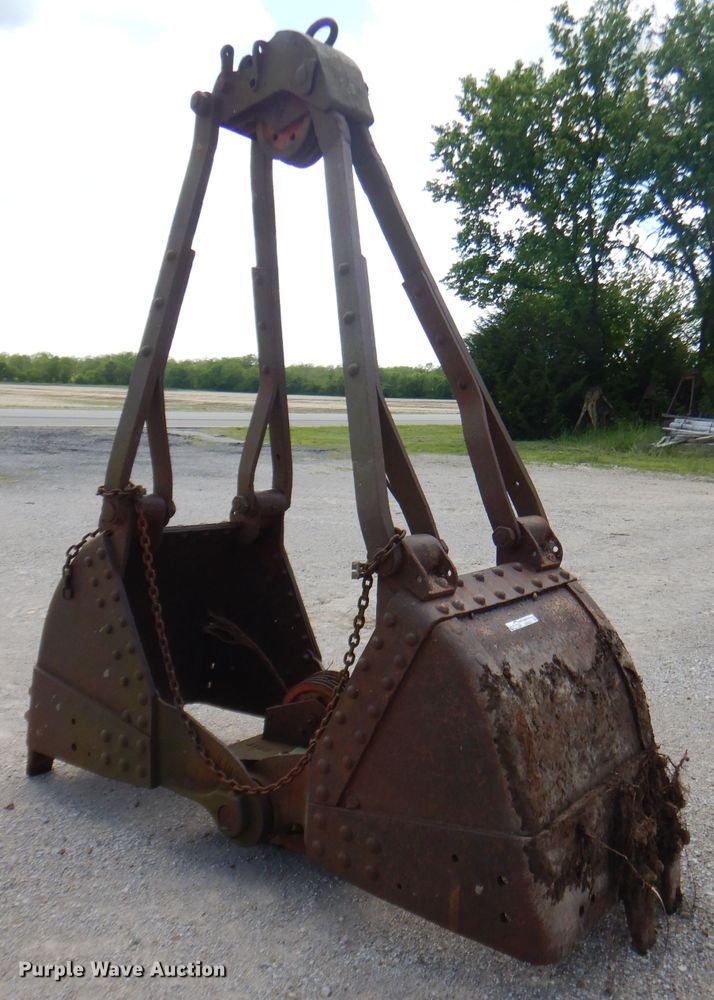 image for item GN9333 32"W clamshell bucket