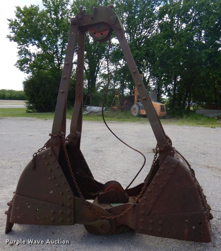 image for item GN9333 32"W clamshell bucket