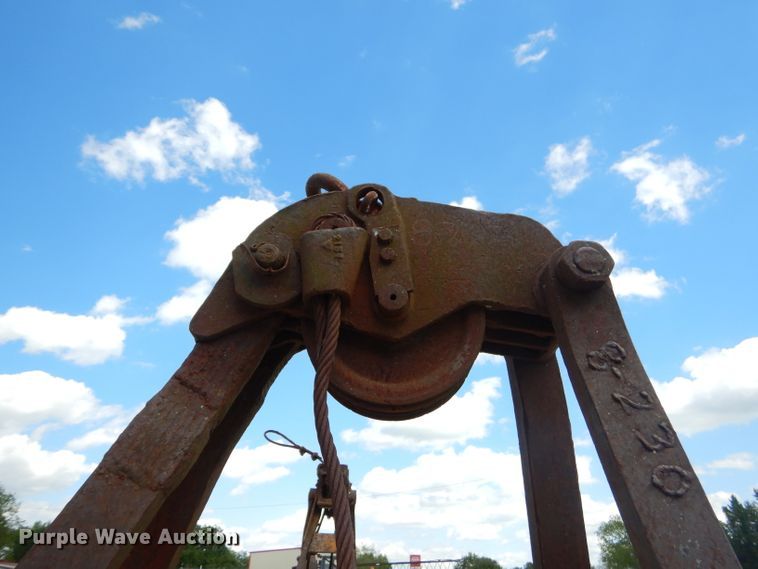 image for item GN9333 32"W clamshell bucket