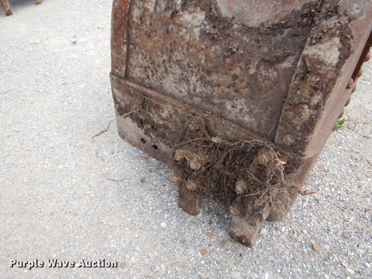 image for item GN9333 32"W clamshell bucket