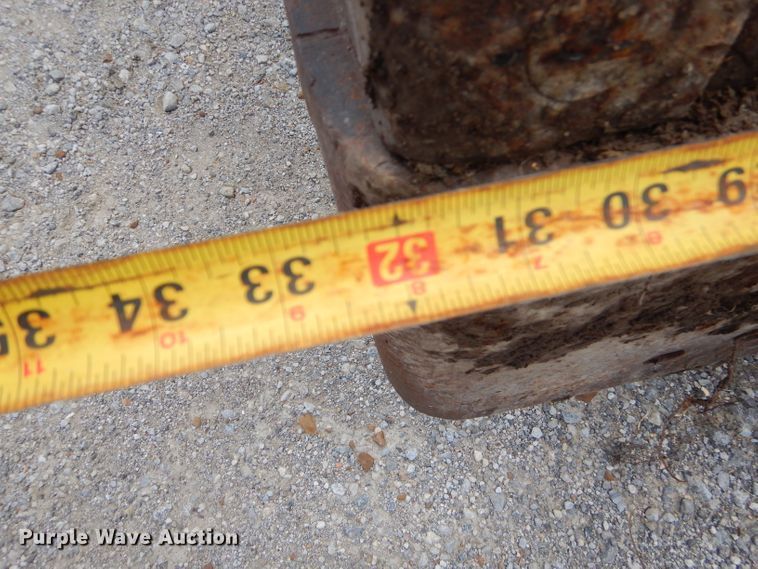 image for item GN9333 32"W clamshell bucket