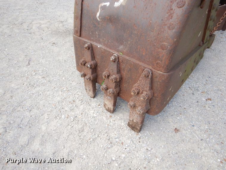 image for item GN9333 32"W clamshell bucket