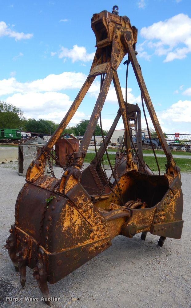 image for item GN9334 38"W clamshell bucket