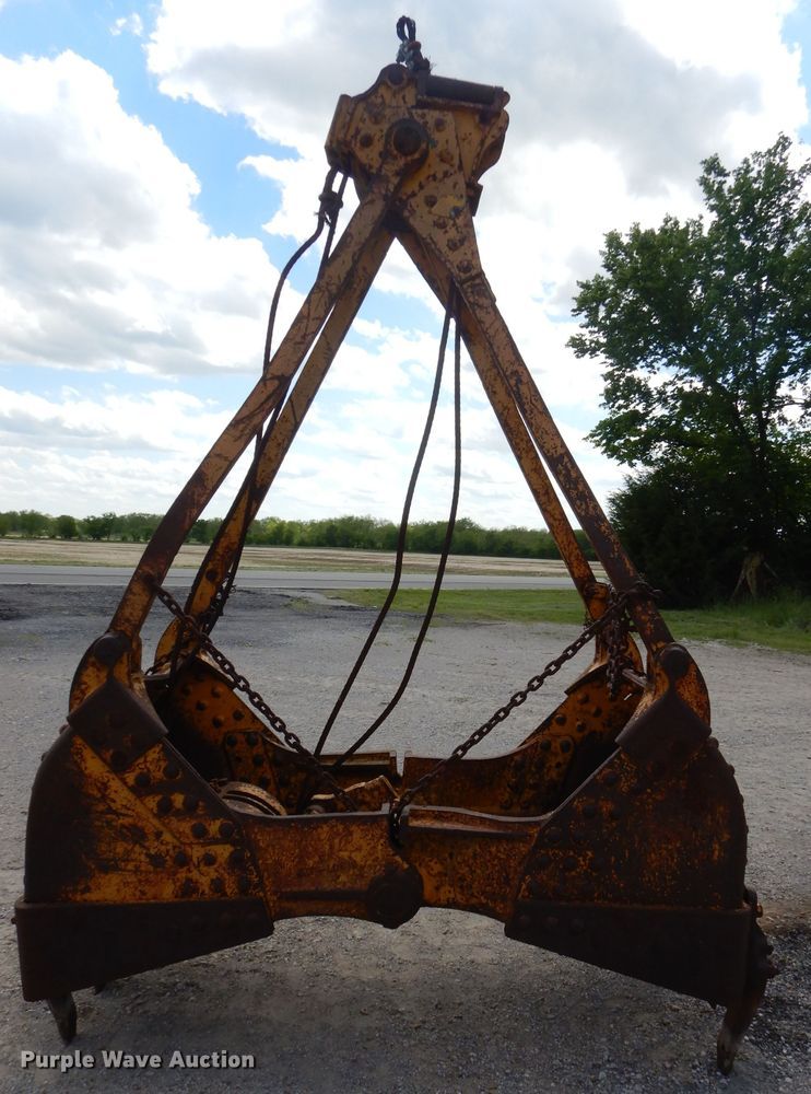 image for item GN9334 38"W clamshell bucket