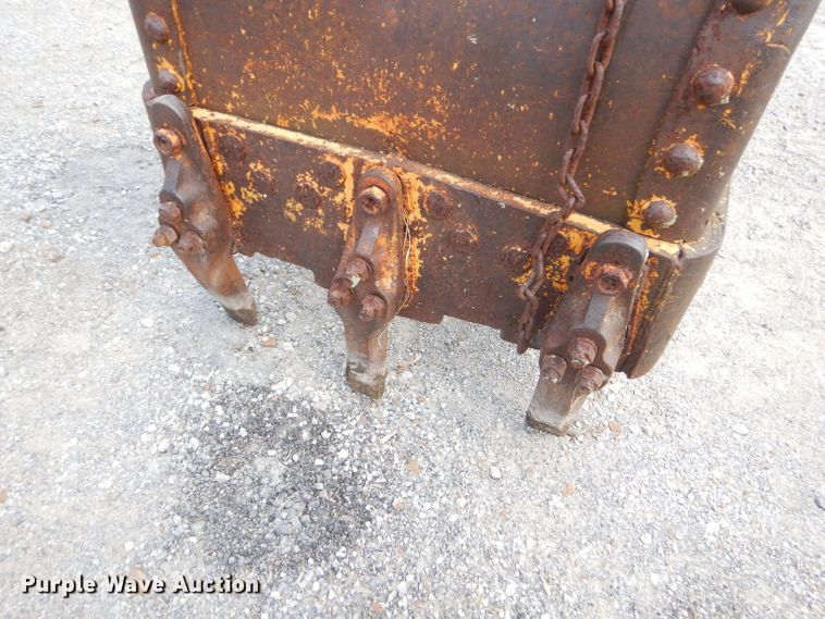 image for item GN9334 38"W clamshell bucket