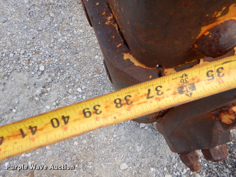 image for item GN9334 38"W clamshell bucket