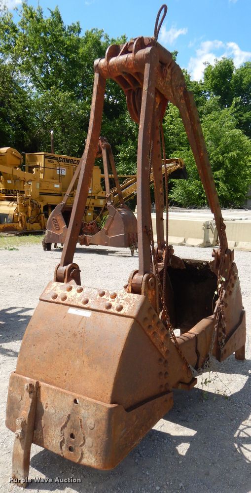 image for item GN9335 28"W clamshell bucket