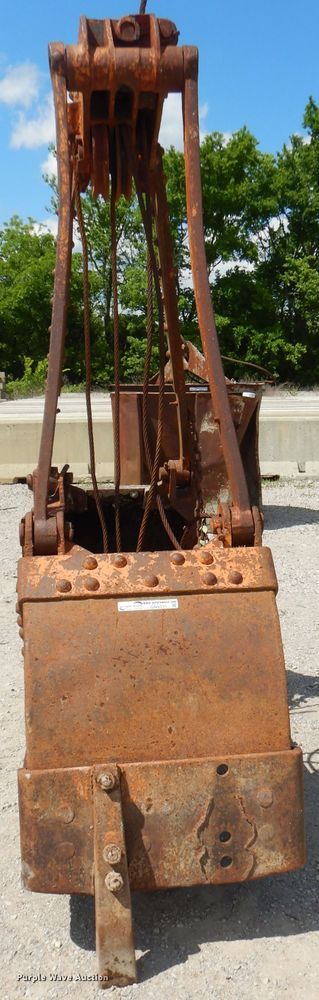 image for item GN9335 28"W clamshell bucket