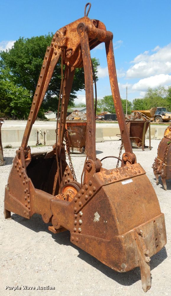 image for item GN9335 28"W clamshell bucket