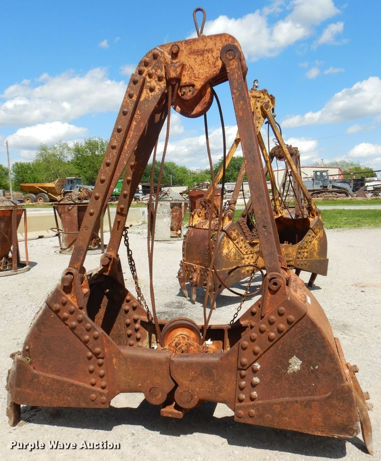 image for item GN9335 28"W clamshell bucket