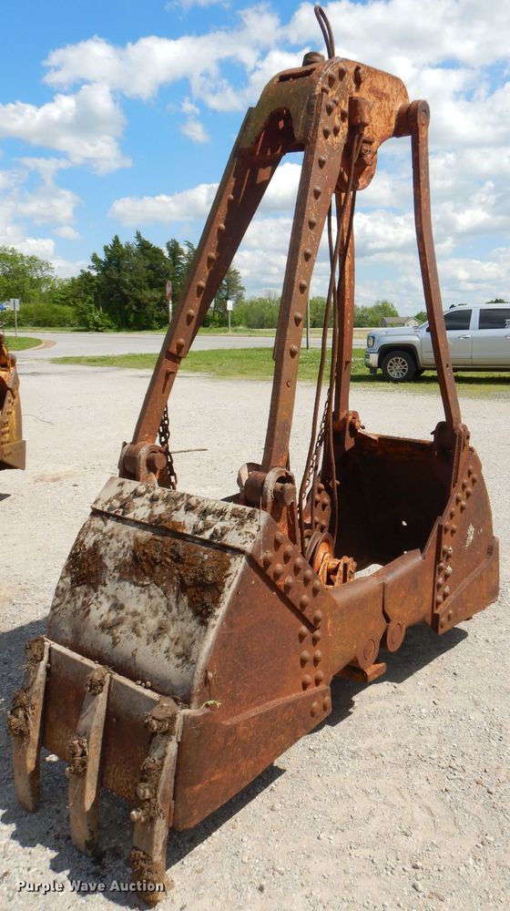 image for item GN9335 28"W clamshell bucket