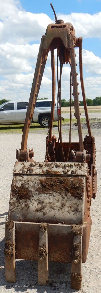 image for item GN9335 28"W clamshell bucket