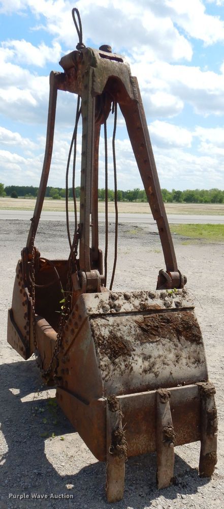 image for item GN9335 28"W clamshell bucket