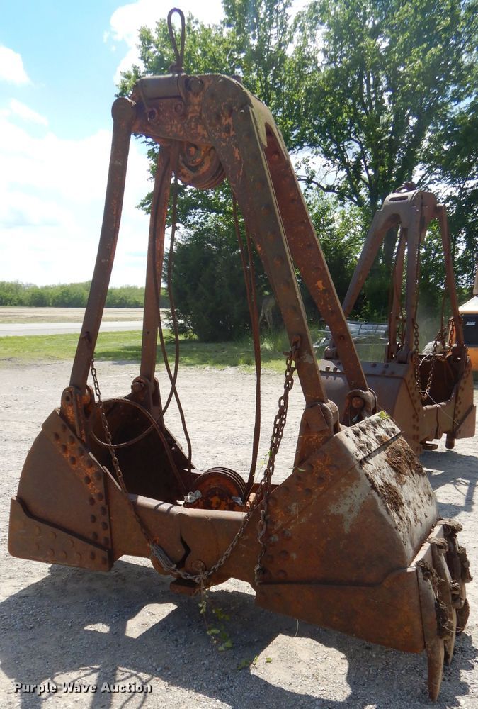 image for item GN9335 28"W clamshell bucket