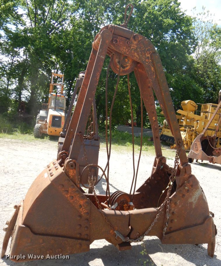 image for item GN9335 28"W clamshell bucket