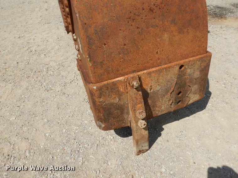 image for item GN9335 28"W clamshell bucket