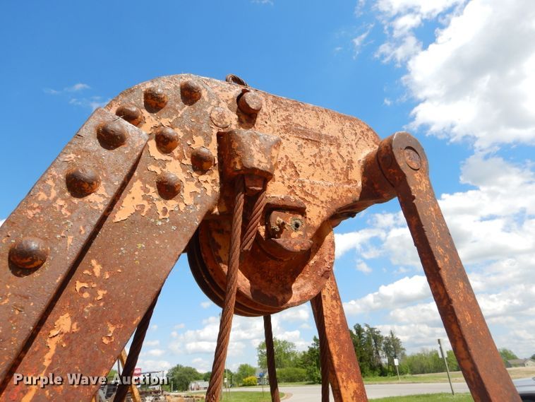 image for item GN9335 28"W clamshell bucket