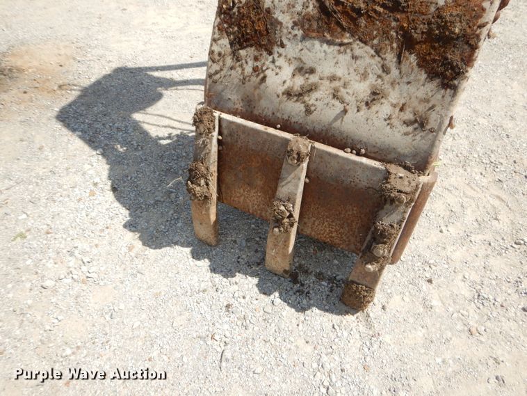 image for item GN9335 28"W clamshell bucket