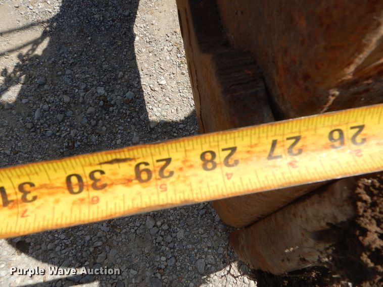 image for item GN9335 28"W clamshell bucket