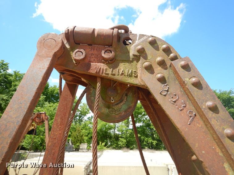 image for item GN9336 Williams 32"W clamshell bucket