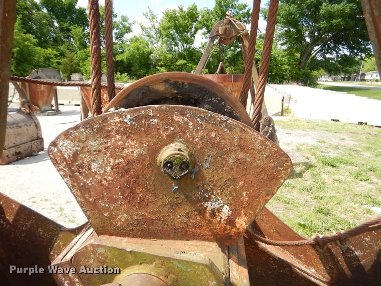 image for item GN9337 Yuan 36"W clamshell bucket