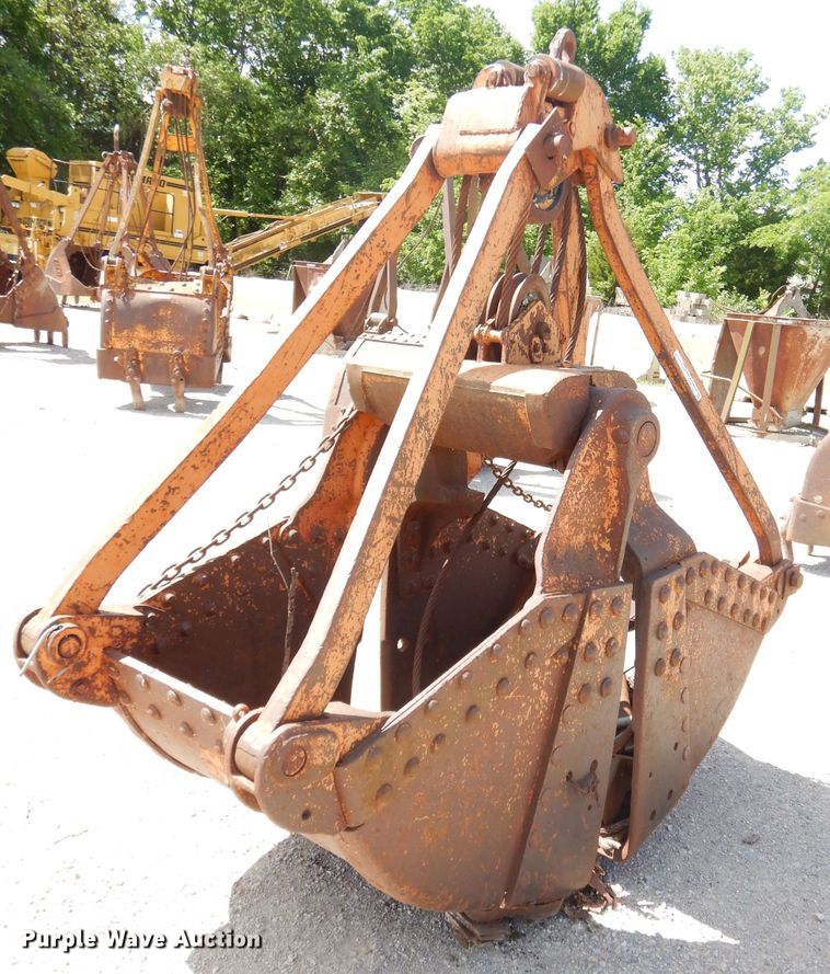 image for item GN9338 32"W clamshell bucket