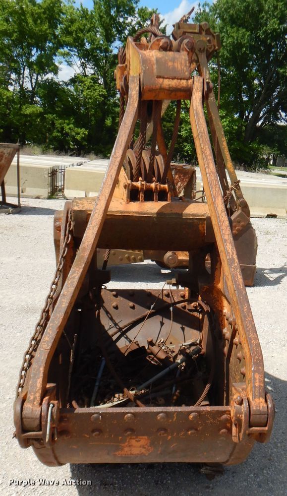 image for item GN9338 32"W clamshell bucket