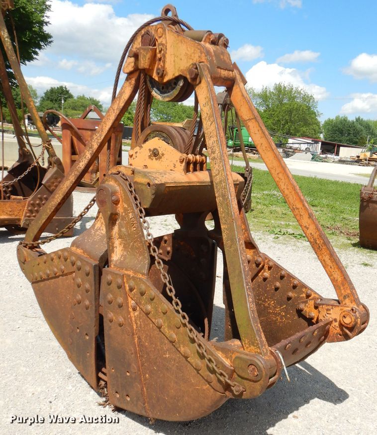 image for item GN9338 32"W clamshell bucket