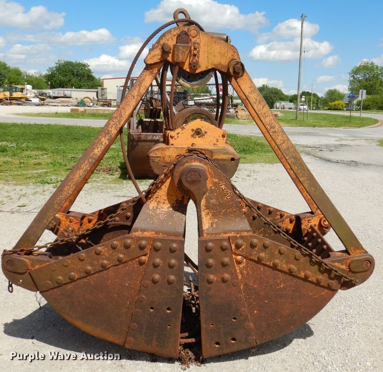 image for item GN9338 32"W clamshell bucket