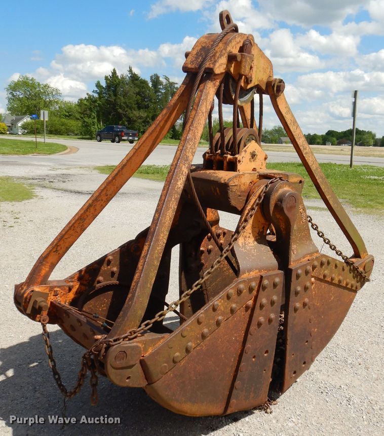 image for item GN9338 32"W clamshell bucket