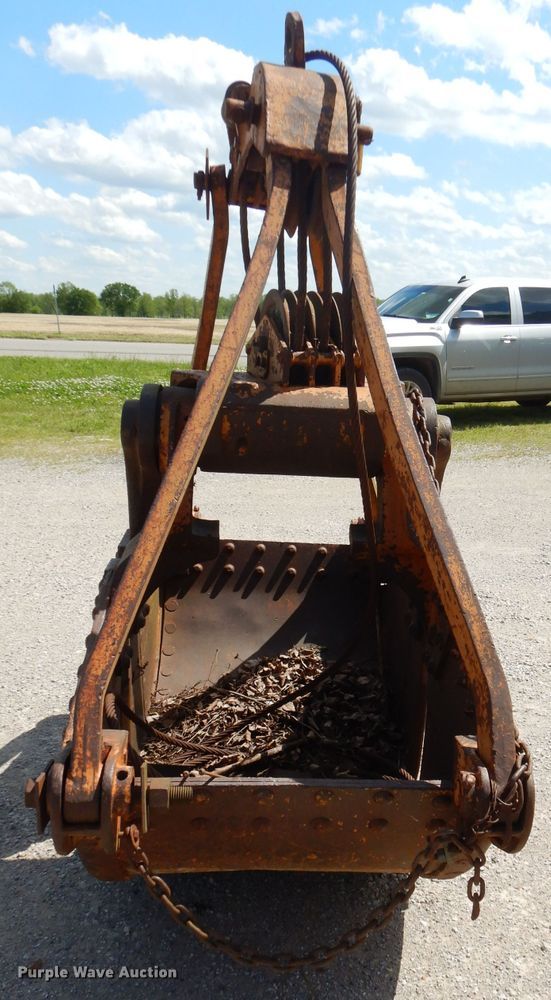 image for item GN9338 32"W clamshell bucket