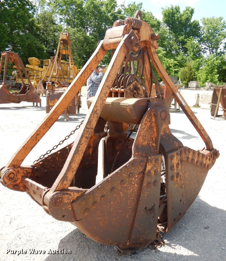 image for item GN9338 32"W clamshell bucket