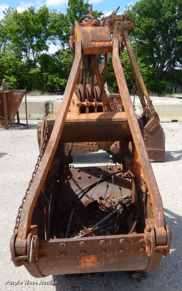 image for item GN9338 32"W clamshell bucket