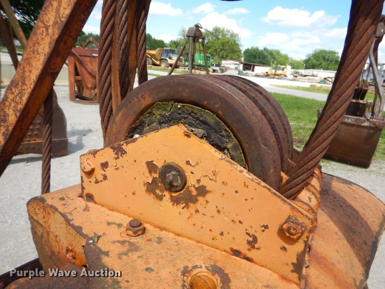 image for item GN9338 32"W clamshell bucket