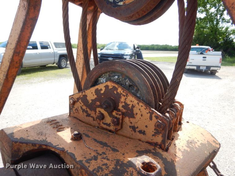 image for item GN9338 32"W clamshell bucket