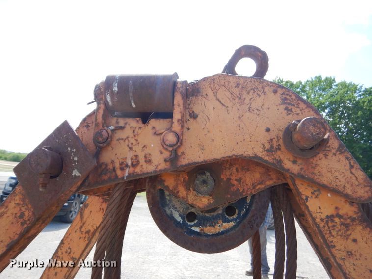 image for item GN9338 32"W clamshell bucket