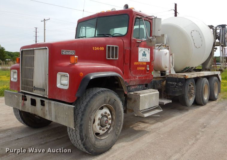 image for item GN9341 1999 International 5000 ready mix truck