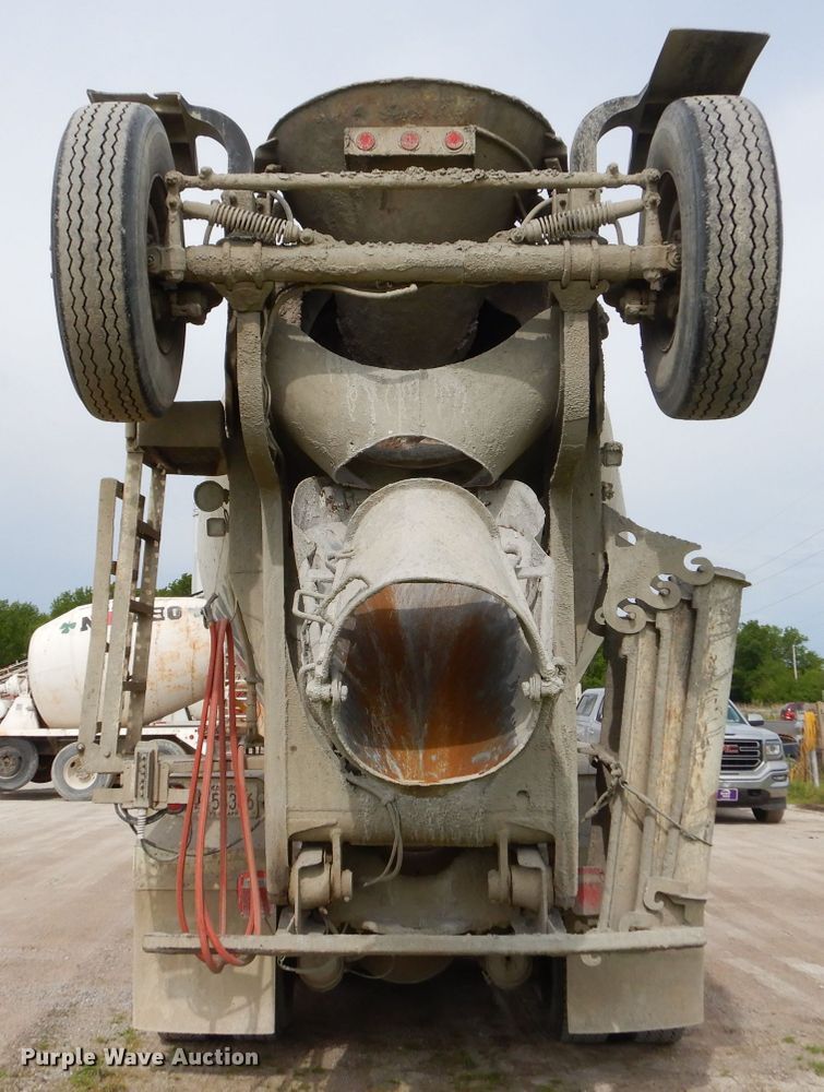 image for item GN9341 1999 International 5000 ready mix truck