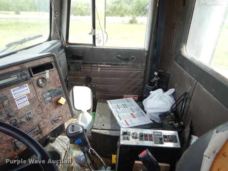 image for item GN9341 1999 International 5000 ready mix truck