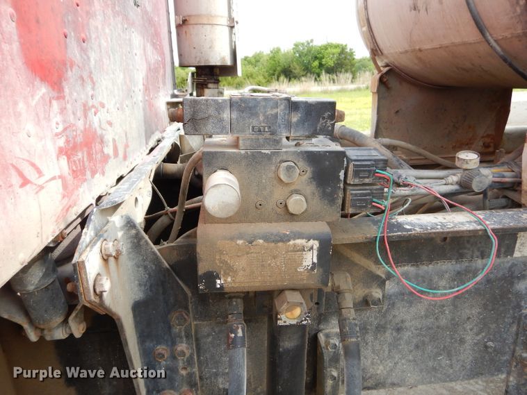 image for item GN9341 1999 International 5000 ready mix truck