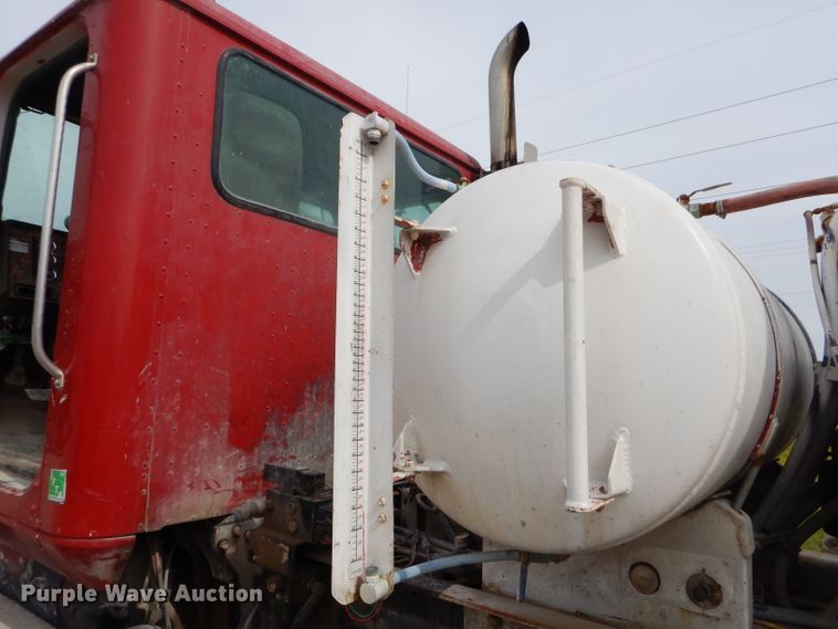 image for item GN9341 1999 International 5000 ready mix truck