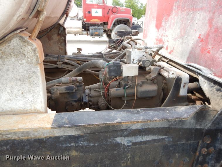 image for item GN9341 1999 International 5000 ready mix truck