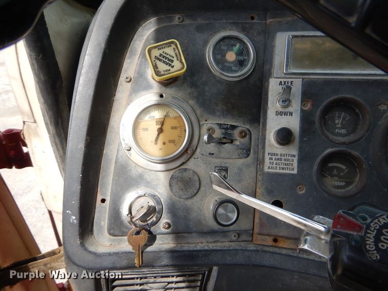 image for item GN9342 1993 Ford L8000 ready mix truck