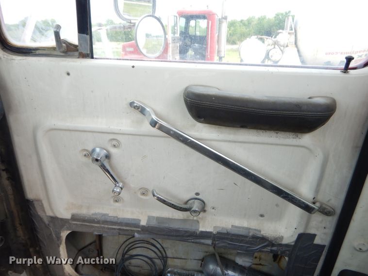 image for item GN9342 1993 Ford L8000 ready mix truck