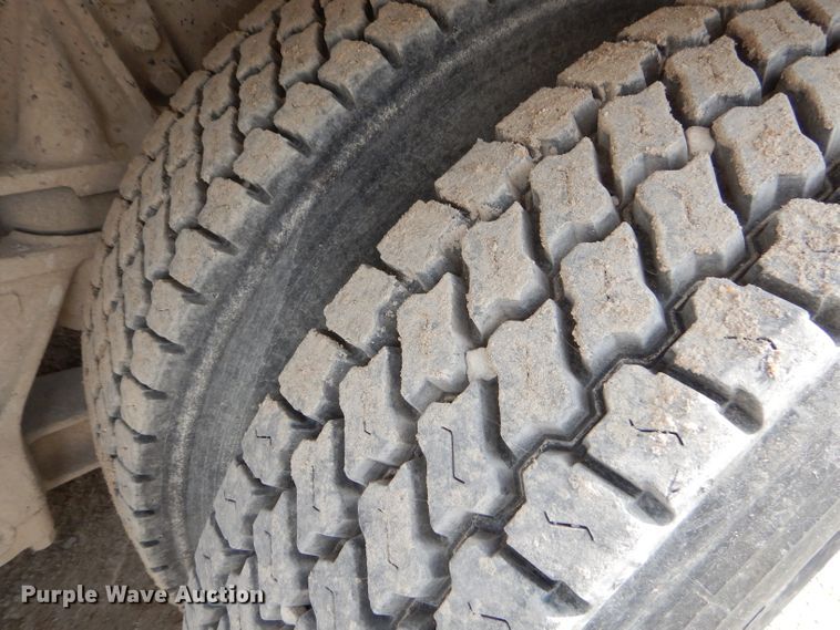 image for item GN9342 1993 Ford L8000 ready mix truck