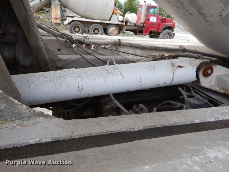 image for item GN9342 1993 Ford L8000 ready mix truck