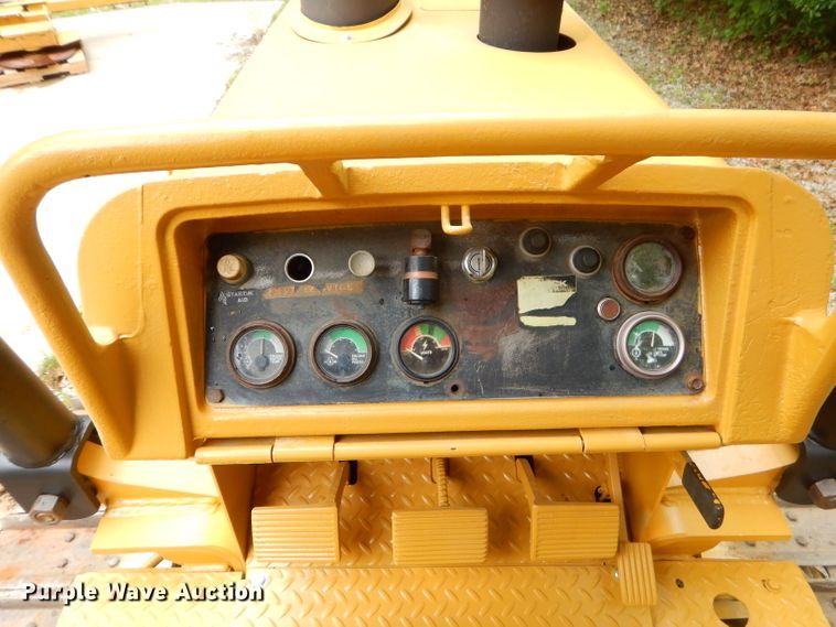 image for item GN9360 1980 John Deere 550C  crawler dozer