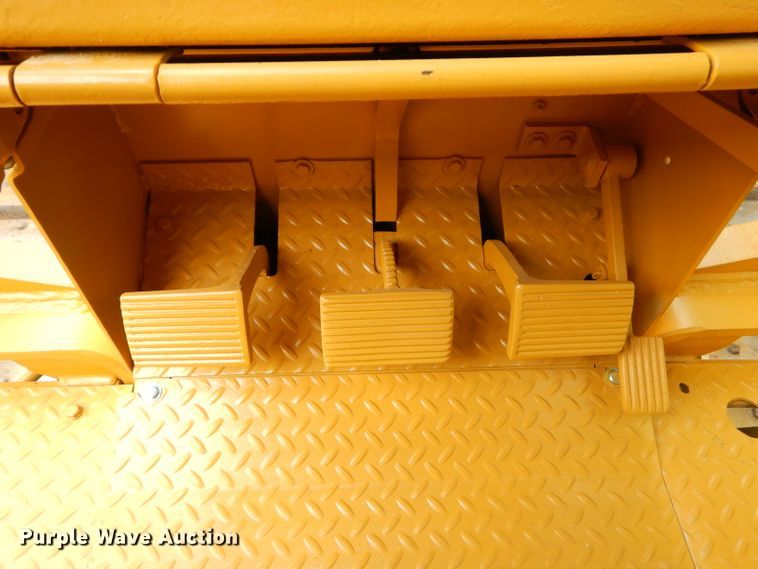 image for item GN9360 1980 John Deere 550C  crawler dozer